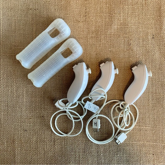 Bundle of 9 Wii Games, 3 Wii Nunchuks and 2 Controller Cases - Picture 9 of 9